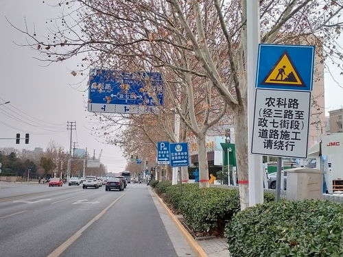 跟著路牌走，竟然是錯(cuò)的霓虹燈